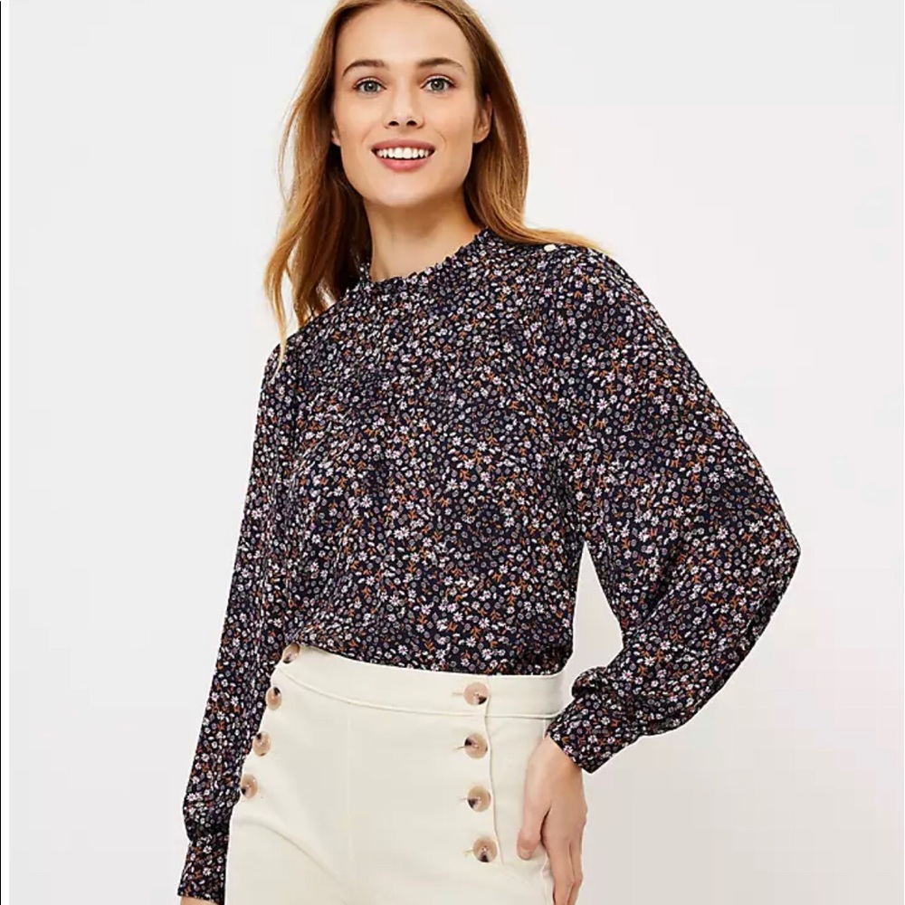 🎈3/$15 Floral ruffle bib blouse by Loft